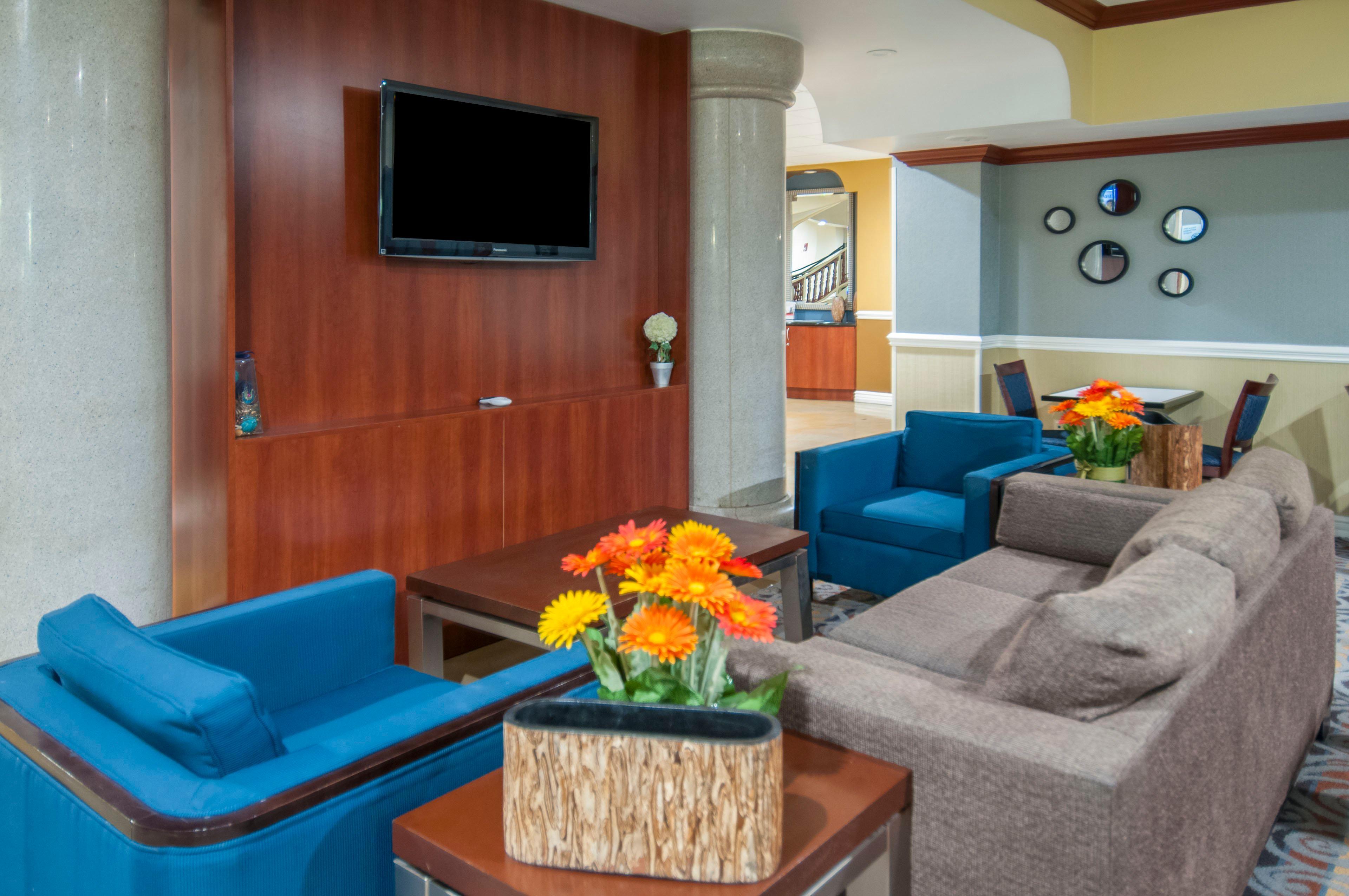 Holiday Inn Express & Suites Bakersfield Central By Ihg Exterior foto