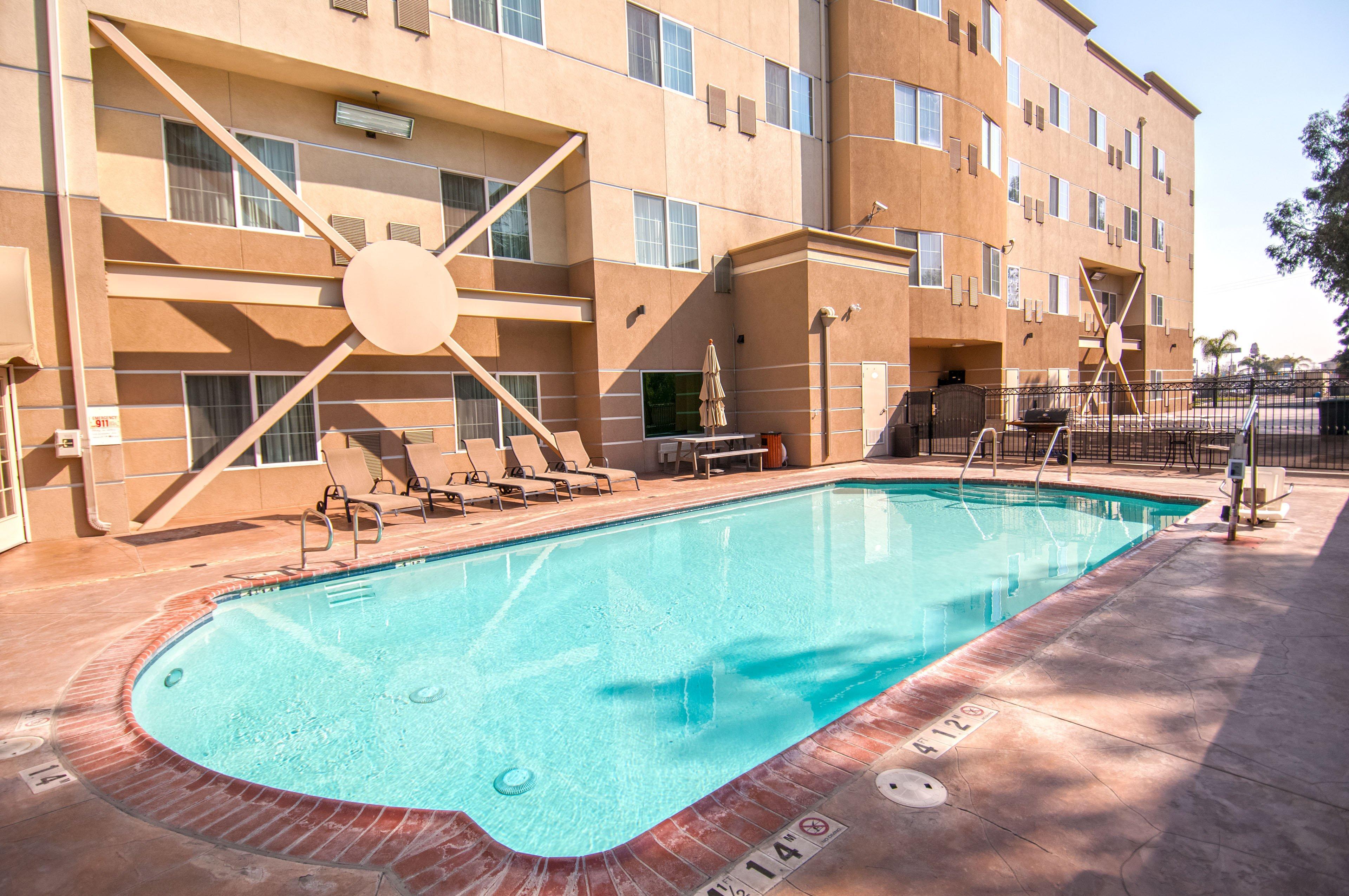 Holiday Inn Express & Suites Bakersfield Central By Ihg Exterior foto